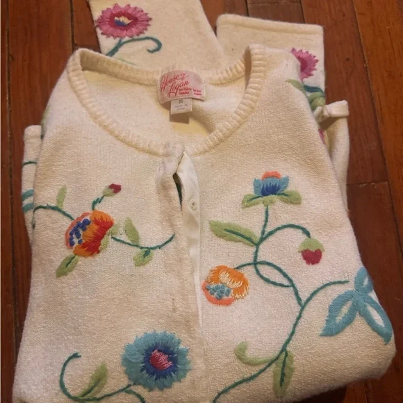 The House of Logan mid-coast Maine boutique embroidered sweater - Picture 11 of 11